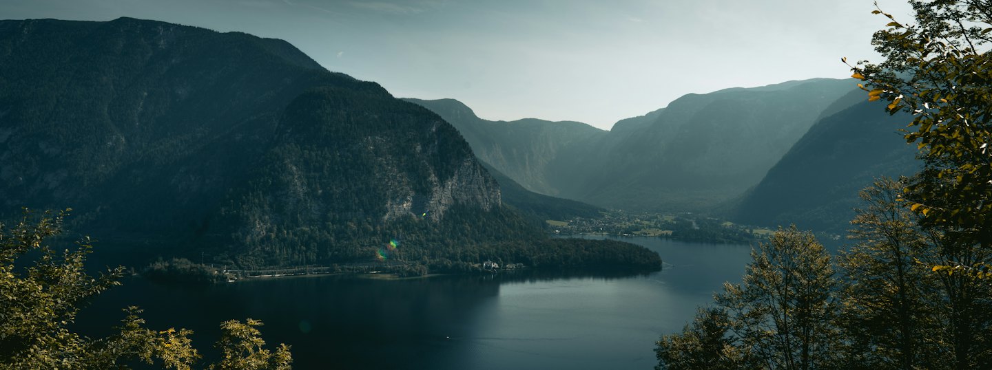 Un piccolo villaggio si trova ai piedi di montagne lussureggianti.
